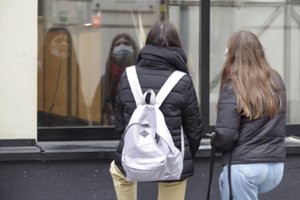 Ministerija skelbia, kad jau galima svarstyti abiturientų grįžimą į mokyklas