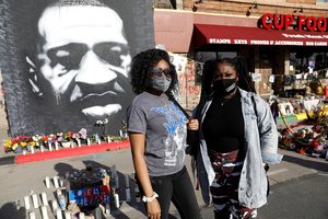 Prokurorai baigė dėstyti argumentus teisme dėl G. Floydo nužudymo