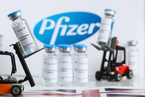 Ekspertai tarsis, ar vėlinti antrąjį „Pfizer“ skiepą