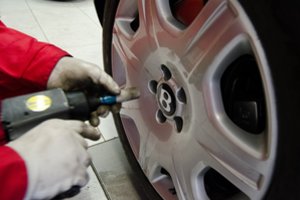 Siūlo nedaryti kompromisų su saugumu: štai kodėl tikrai verta pasikeisti žiemines padangas į vasarines