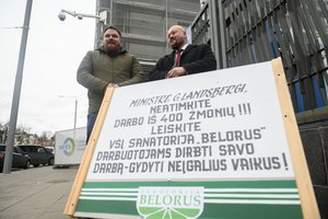 Sanatorijos „Belorus“ atstovai prie URM pastatė plakatą su žinute G. Landsbergiui: pagalbos prašo prezidento ir premjerės