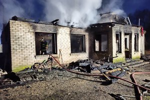 Po 4 gyvybes nusinešusio gaisro Anykščių rajone – ypatingas dėmesys nukentėjusiai šeimai