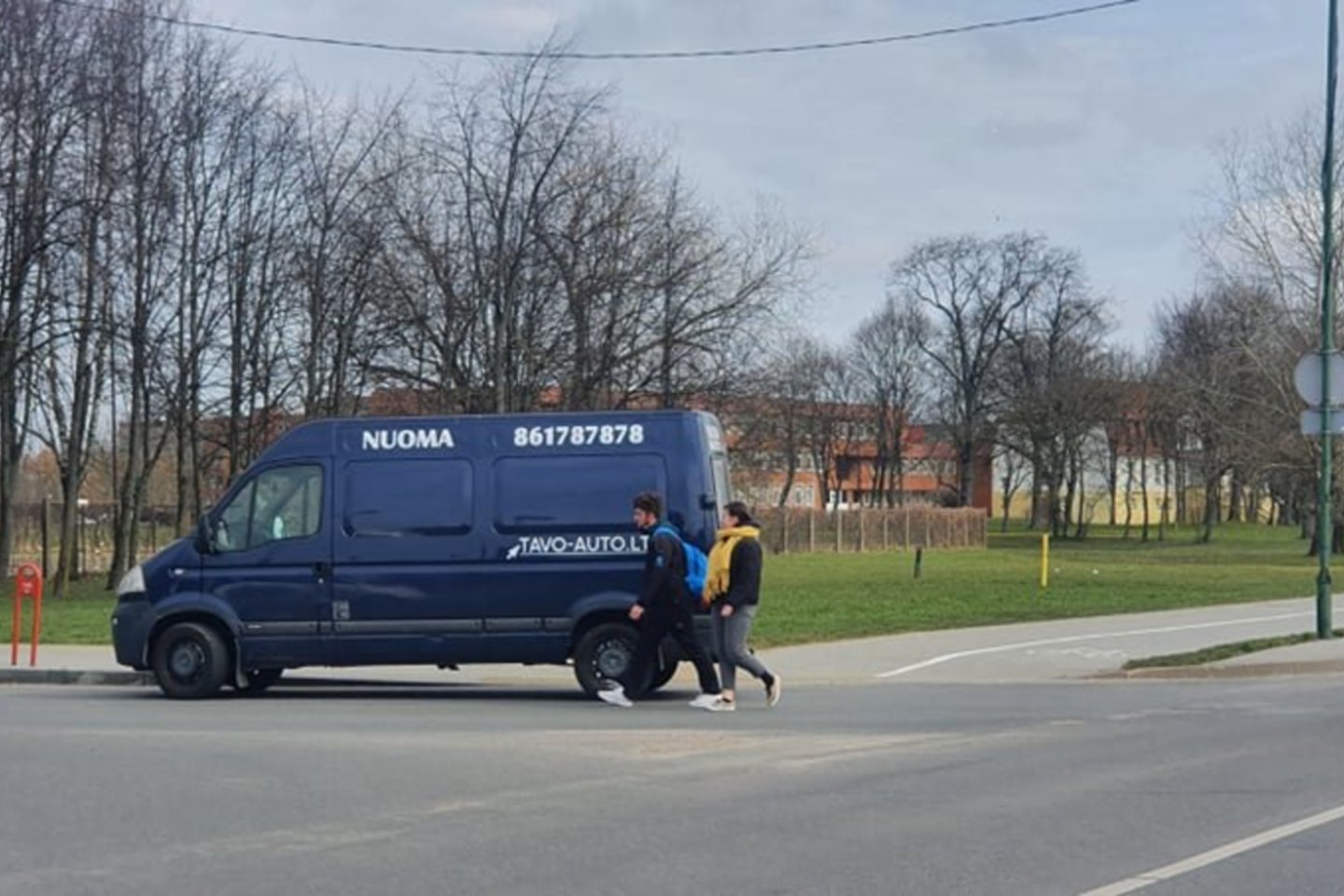 Klaipėdoje Statybininkų pr. paliktas autobusiukas vyrui kelia nuostabą.<br>Michailo nuotr.