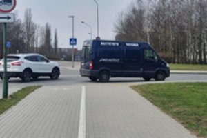 Antrą parą pavojingoje sankryžoje stovintis autobusiukas praeiviams kelia šiurpą: iki nelaimės – vienas žingsnis