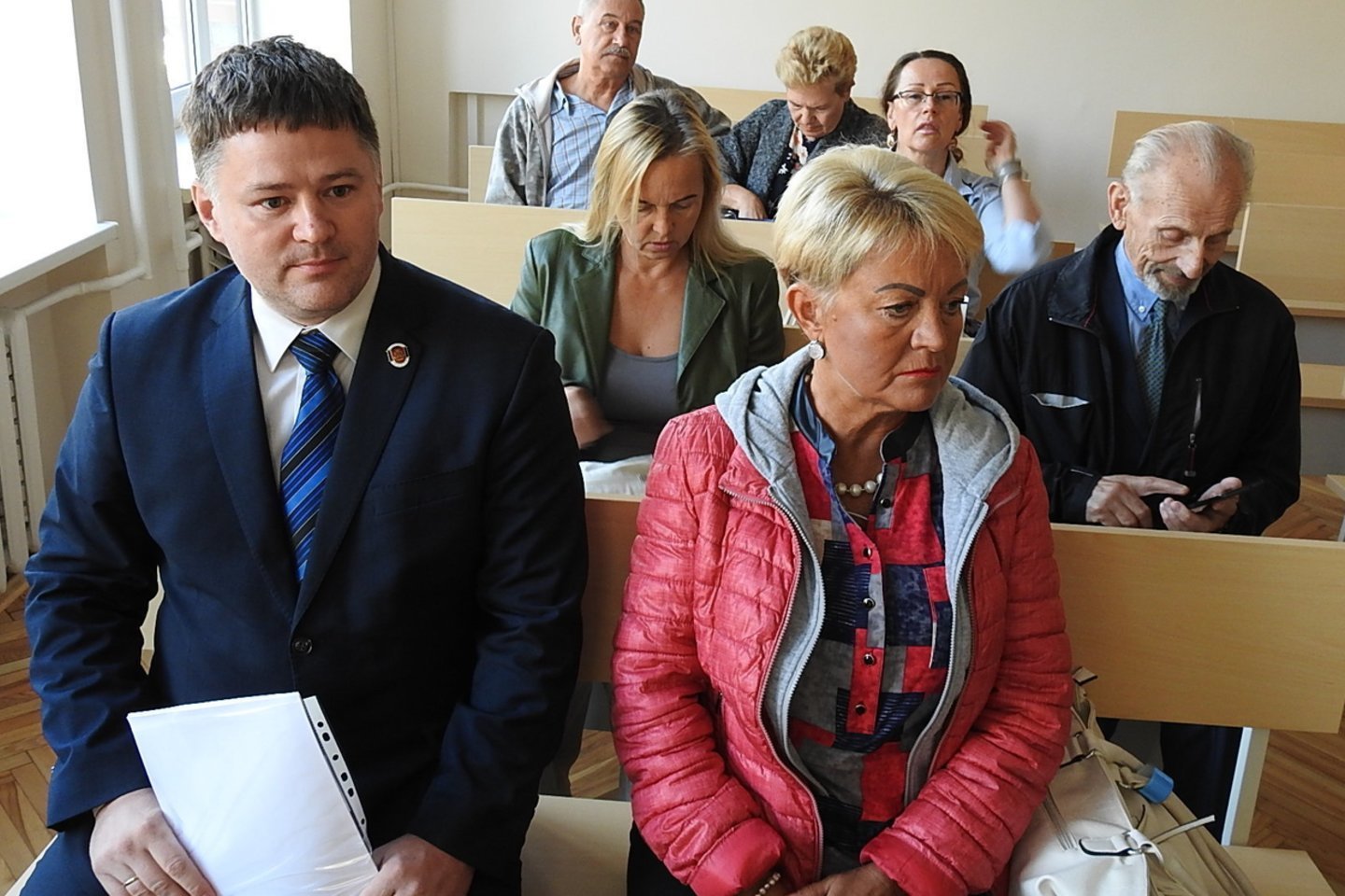  Klaipėdos tarybos narei E. Andrejevai (dešinėje) už cigarečių be banderolių laikymą skirta bauda.<br> G.Pilaičio nuotr.