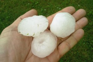 Atskleidė, kiek svėrė sunkiausias per krušą iškritęs ledo gabalas: privers išsižioti