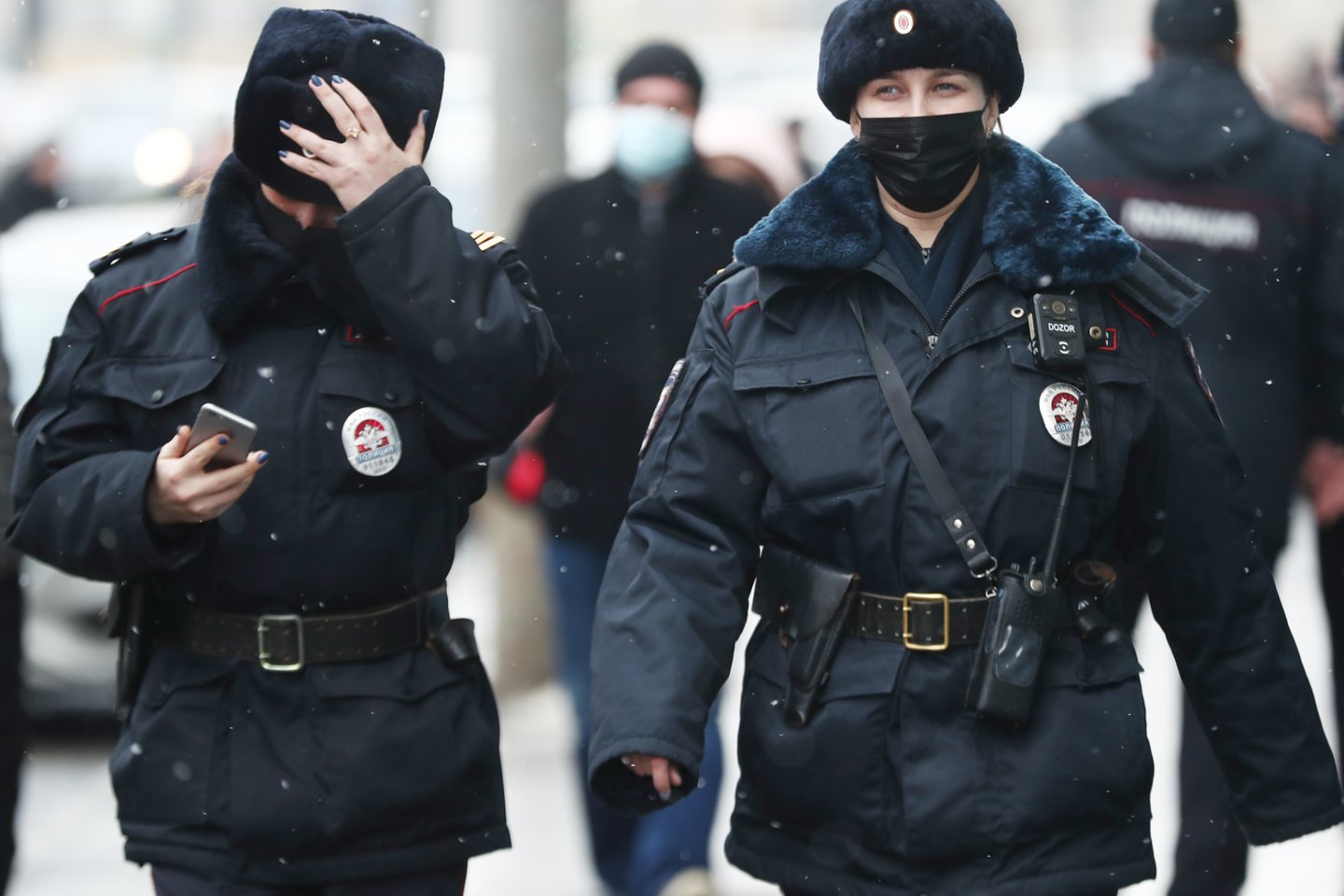  Rusijos policija atliko kratą studentų žurnalo biure dėl vaizdo įrašo apie demonstracijas.<br> TASS/Scanpix nuotr.