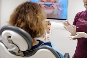 Dylantys ir trupantys dantys liks praeityje: davė svarbių patarimų