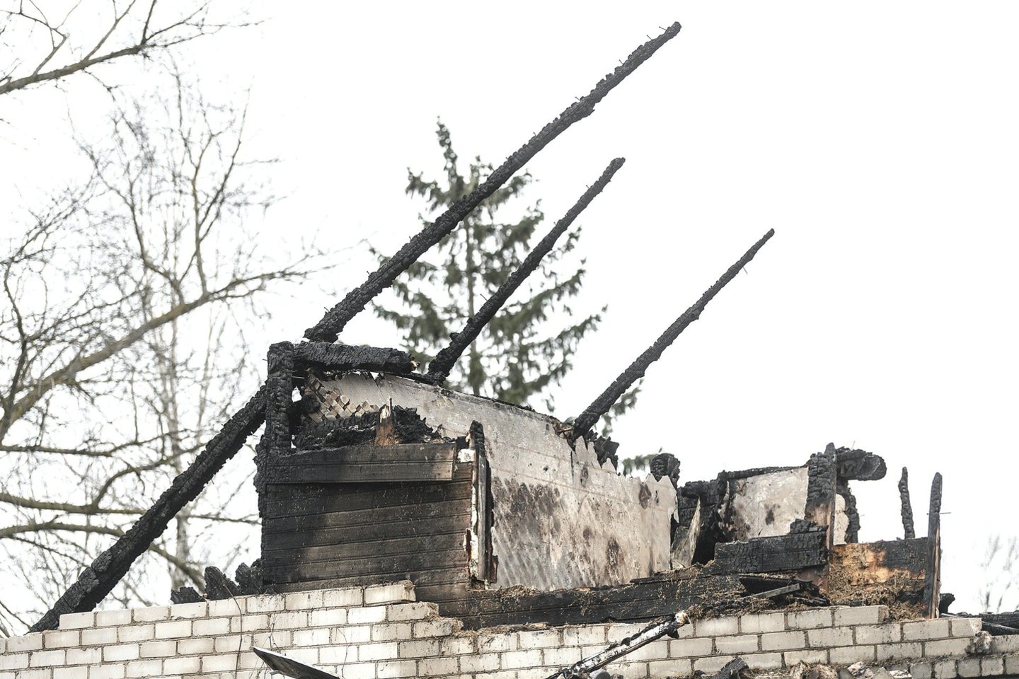 Iš ugnies nuniokoto gyvenamojo namo liko tik sienos ir apdegusios gegnės.<br>V.Skaraičio nuotr.