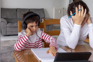 3 pradinukų mama kreipiasi į valdžią: „Kirptis buvau du kartus, o vaikai vis dar sėdi prie „jūtūbo“