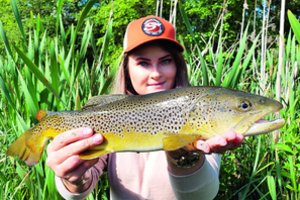 Anglijos žvejus stebina gražuolė lietuvė su meškere ir makiažu