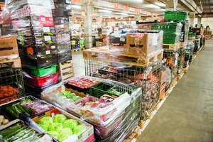 Lengviau atsiduso – „AstraZeneca“ gaminama „Vaxzevria“ vakcina pasiekė ir maisto tiekėjus