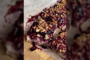 Avižinis varškės ir serbentų pyragas: lengva, sveika ir skanu 