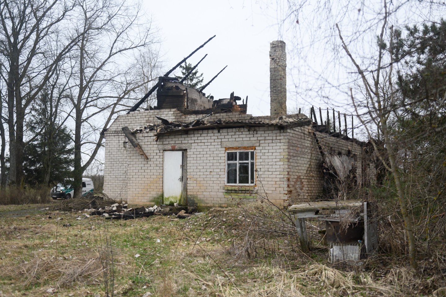 Iš ugnies nuniokoto gyvenamojo namo liko tik sienos ir apdegusios gegnės.<br>V.Skaraičio nuotr.