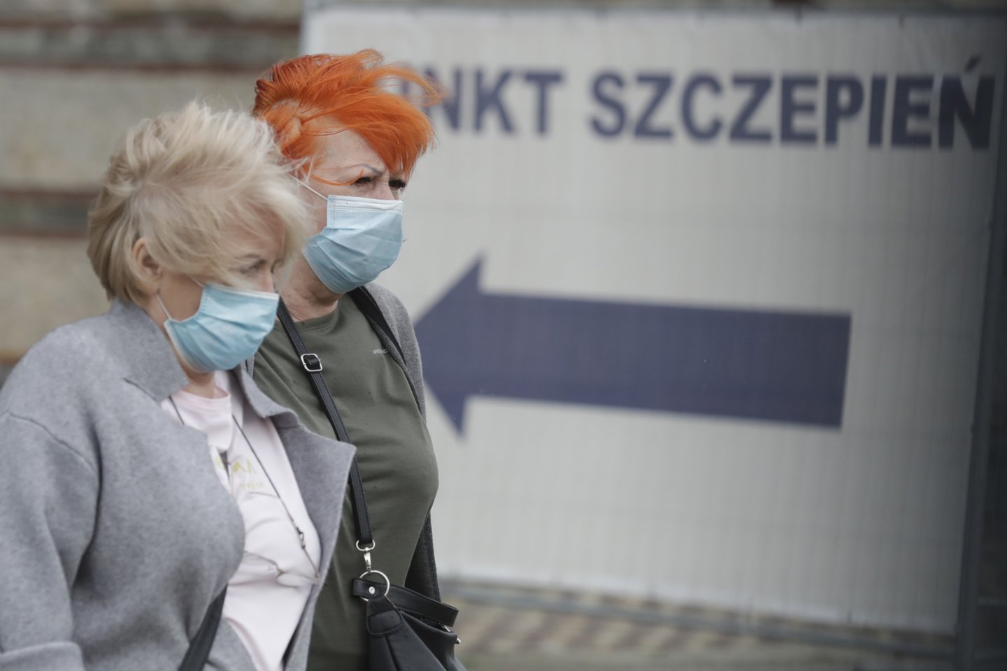 Lenkijoje opozicija tiek skiepų akciją, tiek apskritai kovą su pandemija vadina chaotiška ir nevykusia.<br> AP/Scanpix nuotr.