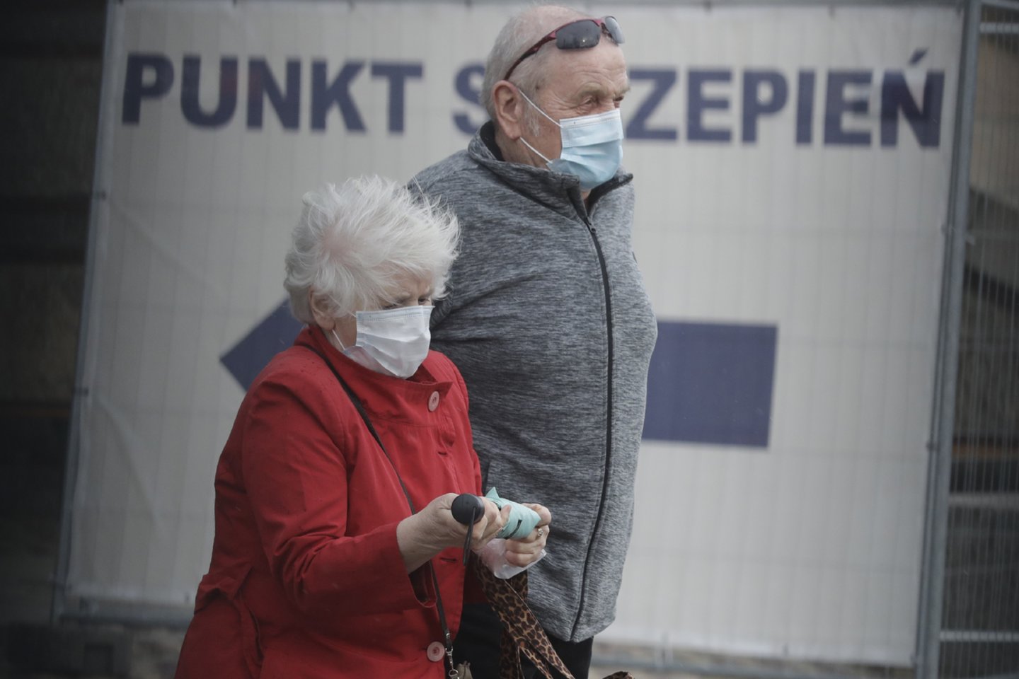 Lenkijoje opozicija tiek skiepų akciją, tiek apskritai kovą su pandemija vadina chaotiška ir nevykusia.<br> AP/Scanpix nuotr.