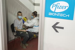 „Pfizer“ vadovas perspėja: po 6–12 mėnesių veikiausiai reikės trečios vakcinos dozės