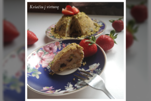 Nekeptas varškės desertas su pistacijomis ir slyvomis