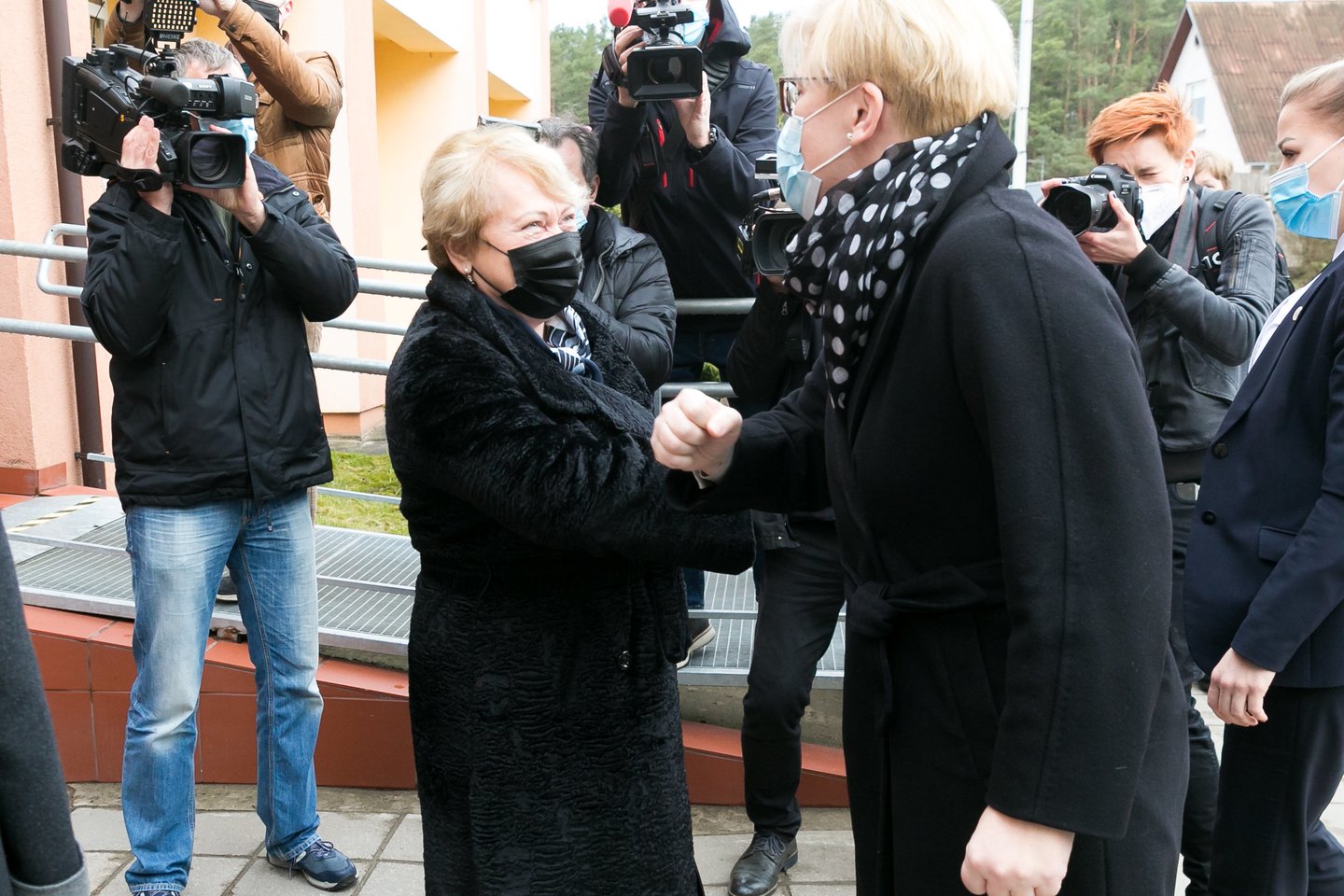 Premjerė Ingrida Šimonytė penktadienį lankėsi Nemenčinės vakcinavimo centre, kur susitiko su Vilniaus rajono savivaldybės mere Marija Rekst.<br> T.Bauro nuotr.