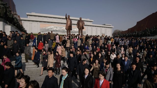 Šiaurės Korėja paminėjo valstybės įkūrėjo gimimo metines: neapsieita be pompastiškos ceremonijos