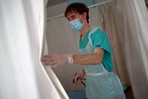 Indiška COVID-19 atmaina jau pasiekė Jungtinę Karalystę: ekspertams tai kelia nerimą