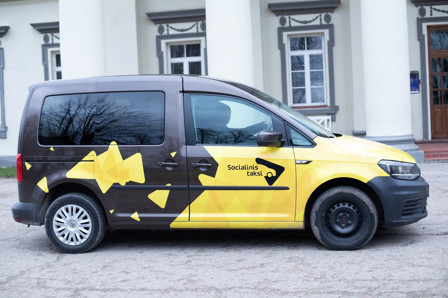  Kauno rajone pradėta teikti socialinio taksi paslauga.<br> Kauno rajono savivaldybės nuotr.