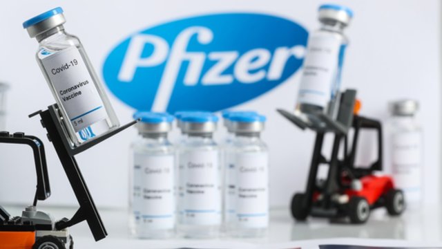 „Pfizer“ vadovas pranešė: gali tekti skiepytis kiekvienais metais
