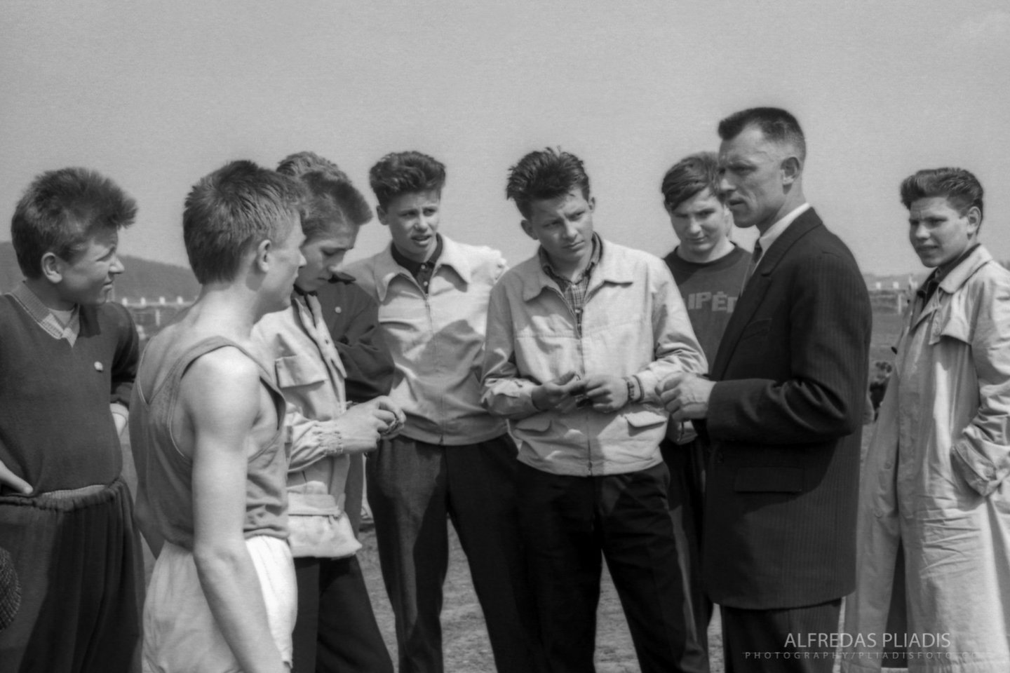 Vladas Mikėnas su jaunimu (1959 m.)<br>A.Pliadžio nuotr.