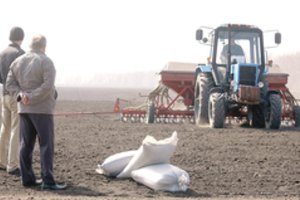 Pandemija verslą speičia į kampą: rusai į laukus išgynė kalinius