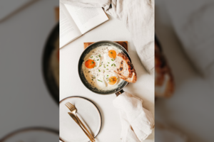 Gurmaniški savaitgalio pusryčiai – grietinėlėje kepti kiaušiniai