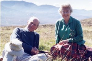 Bakingemo rūmai pasidalijo niekam nerodyta Elizabeth II ir princo Philipo nuotrauka