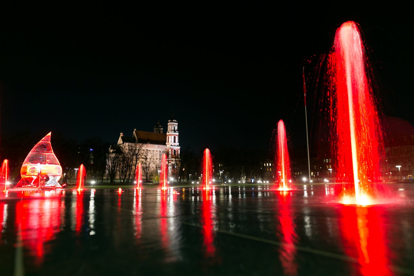 Hemofilijos dienos minėjimo proga Vilnius nusidažė raudonai.<br> T.Bauro nuotr.
