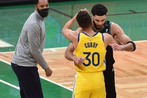 NBA naktis: neįtikėtinai žaidusių S. Curry ir J. Tatumo dvikova bei D. Sirvydžio ekipos kapituliavimas prieš „Wizards“ duetą