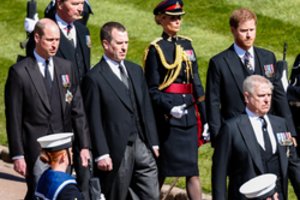 Paaiškėjo, kodėl Williamą ir Harry princo Philipo laidotuvių eisenoje skyrė pusbrolis