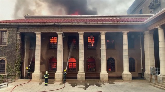 Keiptauno universitetą pasiglemžė liepsnos – studentai buvo priversti evakuotis