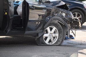 Įvykusi avarija draudikams sukėlė abejonių: įtarę sukčiavimą kreipėsi į policiją