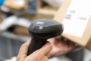 Nuo liepos siuntos iš trečiųjų šalių brangs: kai ką svarbu žinoti ir pirkėjams, ir siuntų vežėjams