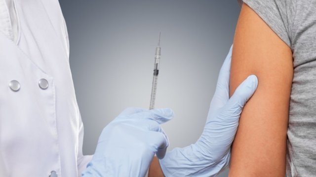 Vakcinacija JAV įgavo pagreitį: bent vieną skiepo dozę gavo pusę šalies suaugusiųjų