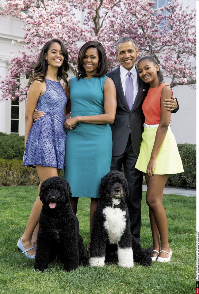 Prezidento Baracko Obamos šeima (iš kairės): žmona Michelle Obama, dukros Malia ir Sasha bei šeimos augintiniai Bo ir Sunny.<br>Scanpix nuotr.