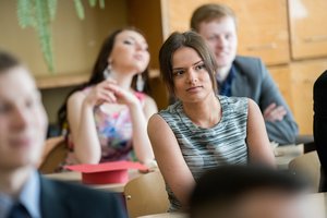 Vietoj gyvų konsultacijų – pamokos klasėse. Dalis abiturientų ir tėvų mato tik naujo sprendimo žalą