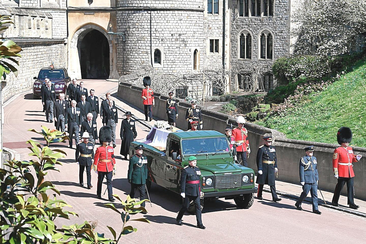 „Land Rover“ daug dešimtmečių buvo mėgstamiausi princo automobiliai, todėl kai atėjo metas planuoti jo laidotuves, tebuvo vienas pasirinkimas, kokia mašina veš Philipą į paskutinę kelionę.