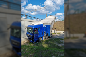 Kaune nuo kelio skriejo du automobilius kliudęs vilkikas: vairuotojas mirė ligoninėje