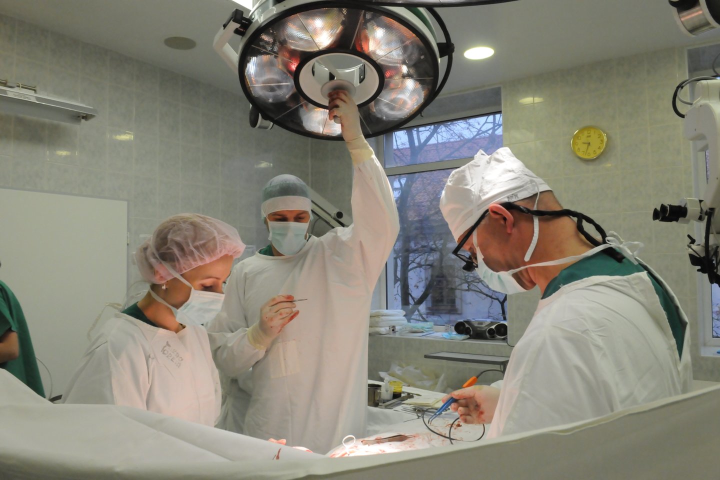 Profesorius Kęstutis Vitkus operacijos metu.<br>Petro Katauskio nuotr.