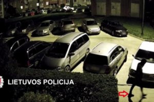 Pareigūnai išsiaiškino, kas užsakė sudeginti Plungės r. savivaldybės administracijos direktoriaus mašiną