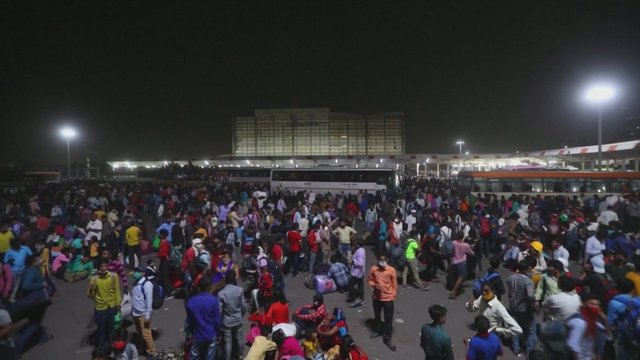 Indijoje paskelbus karantiną, tūkstančiai darbuotojų suskubo grįžti į gimtuosius miestus