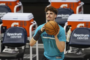 „Hornets“ sulaukė geros žinios: po traumos išgijęs LaMelo Ballas grįžta į rikiuotę