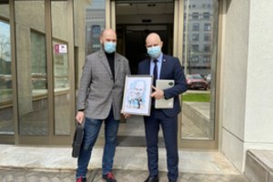 Karikatūras mėgstančio A. Verygos kolekciją papildė dailininko D. Biliaus dovana: A. Dulkys bus visad šalia