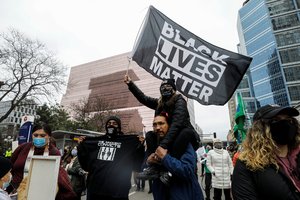 JAV išgirdo nuosprendį: G. Floydą keliu prispaudęs policijos pareigūnas pripažintas nužudęs juodaodį