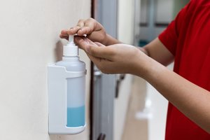 Dėl galimo apsinuodijimo dezinfekciniais skysčiais pernai kreipėsi 142 žmonės