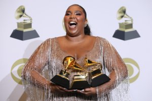 Dainininkė Lizzo nusimetė visus drabužius ir nusivalė makiažą